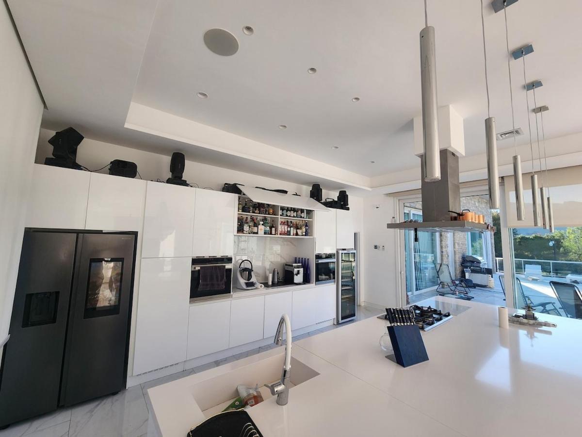 Villa White House