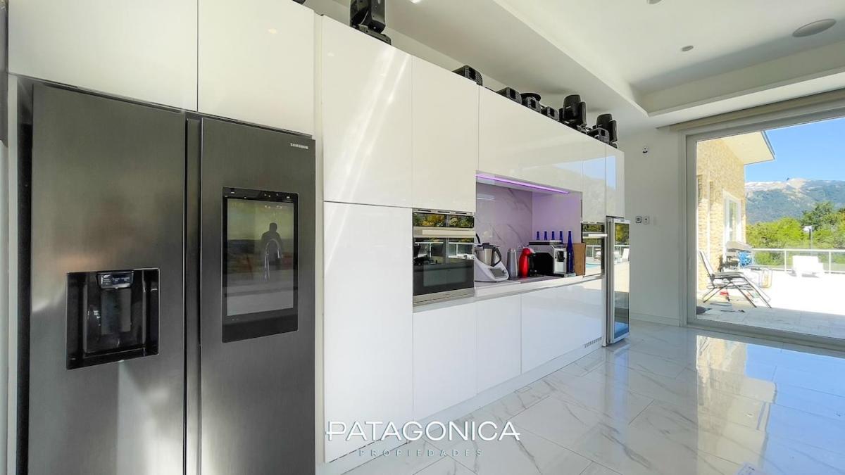 Villa White House